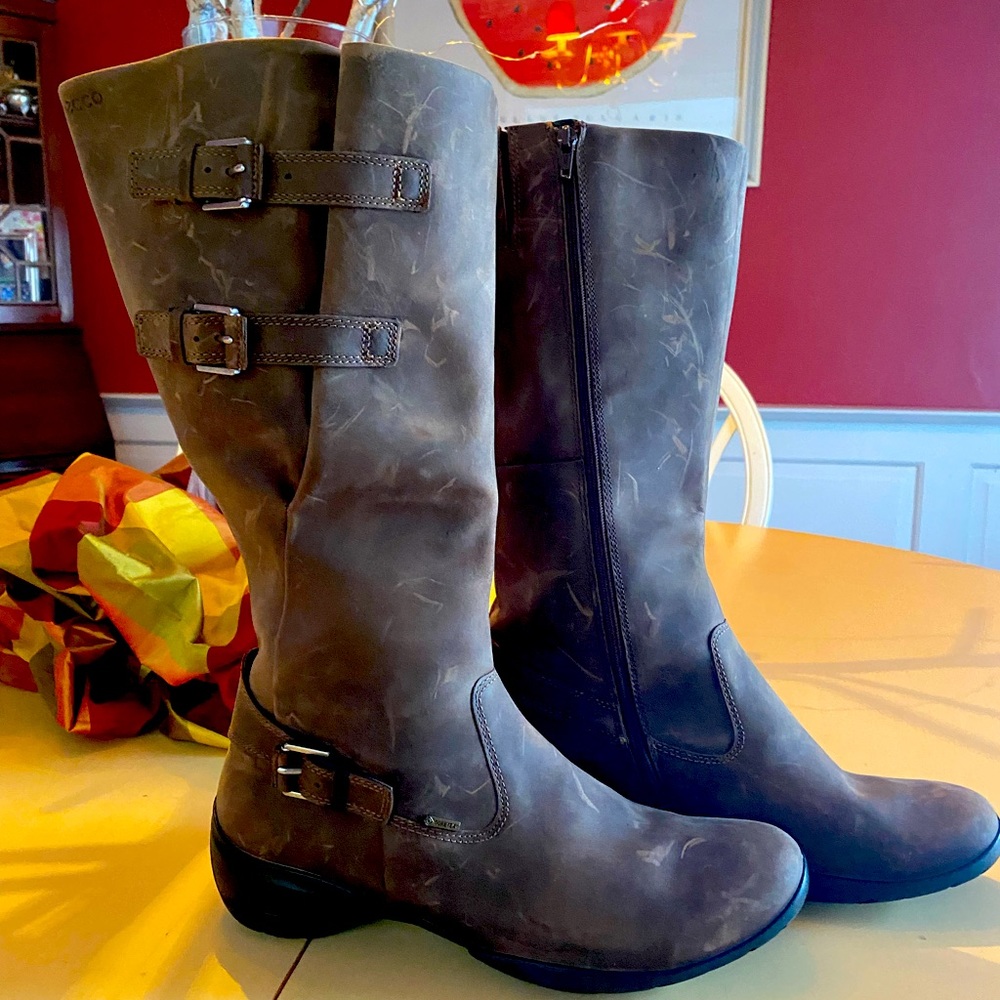 ECCO Women’s BRand New, NEVER worn destressedleather boot Size 41(10). Comfort